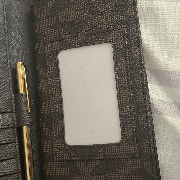 Michael Kors Full Size wallet - Picture 3 of 5